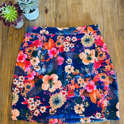 Jupe portefeuille fleurie – colorée & ultra tendance 🌺